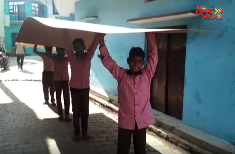 सरकारी स्कूल में ड्रेस लेने पहुंचे बच्चों से गुरुजी ने करवाई बाल मजदूरी