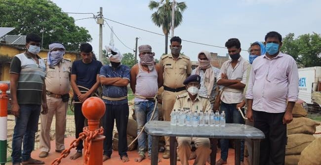 डुमरा पुलिस ने ऑटो पर लदा नेपाली शराब जप्त तस्कर गिरफ्तार