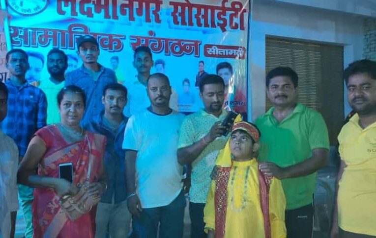 समाजिक संगठन द्वारा पुजा स्थल प्रसाद वितरण का आयोजन ।